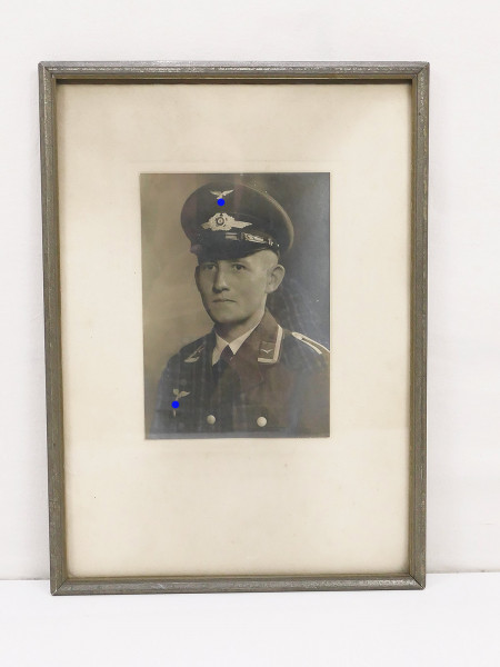 Foto / PK / Portrait junger Luftwaffen Unteroffizier in Uniform mit Schirmmütze im Bilderrahmen