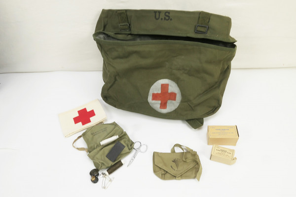 #2 US Pack Field Cargo M-1945 Medic Sanitäter Tasche mit Inhalt Verbandzeug Red Cross Rotkreuz