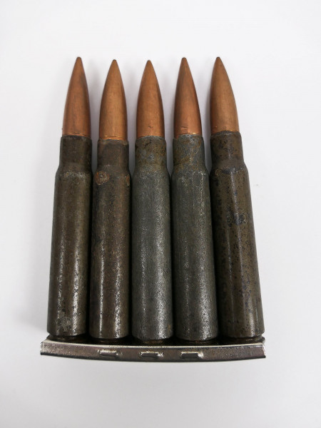 Wehrmacht Ladestreifen mit 5x Patrone 8x57 K98 Deko Munition alle WK2 datiert