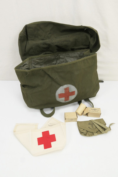 #A US Pack Field Cargo M-1945 Medic Sanitäter Tasche mit Inhalt Verbandzeug Red Cross Rotkreuz