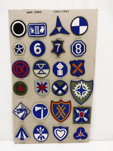Show Card / Schautafel III mit 24x US ARMY CORPS Patch Abzeichen Badge 1941-1947