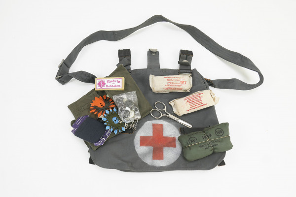 WL Sanitäter Brotbeutel Set Rotkreuz Blaugrau mit Trageriemen und Verbandszeug Luftwaffe WW2 LW