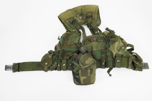 US Army Sturmgepäck am Pistol Belt Set mit diversen Pouches und Feldflasche
