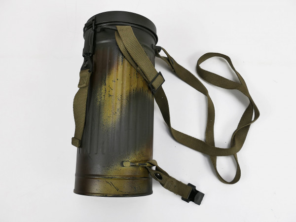 Normandie Camouflage Gasmaskendose Tarnanstrich Schutzmaskenbüchse mit Beriemung