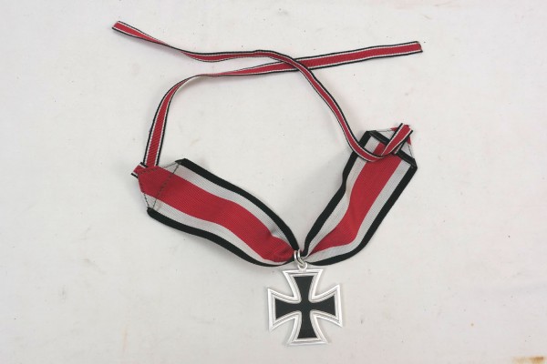 Ritterkreuz des Eisernen Kreuzes am Kragenband Ausführung 1957 - RK 57er am Band