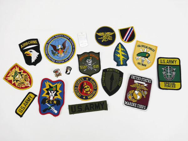 Konvolut US Patches Pins Sticker Army Special Forces Nachkrieg 17-teilig