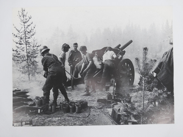 Poster / Bild Leichte Feldhaubitze LFH 18 im Karelischen Urwald / 6.SS Geb.Div.Nord (40x30cm)