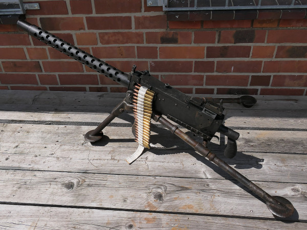Maschinengewehr MG US Browning Cal .30 + Tripod + Munitionskiste + Deko Munitionsgurt