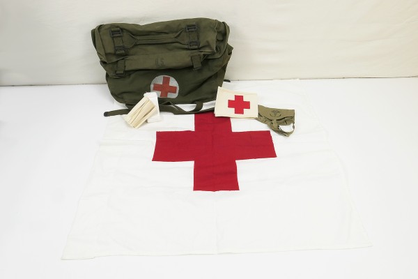 US Pack Field Cargo M-1945 Sanitäter Tasche mit Inhalt Red Cross Rotkreuz Fahne Verbandszeug