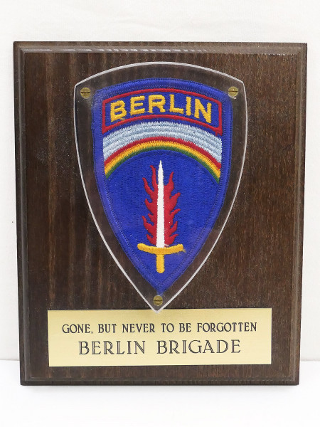 Erinnerungs Wand Tafel Plakette mit Patch und Gravur US Alliierte Streitkräfte Berlin Brigade German