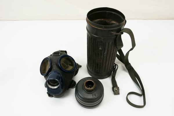 Original Wehrmacht Gasmaske mit Filter FE37 in Gasmaskendose 1944