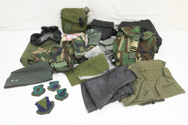 Miliaria Konvolut US 80er und 90er Jahre Taschen Pouches Hosen Feldhemden Ausrüstung