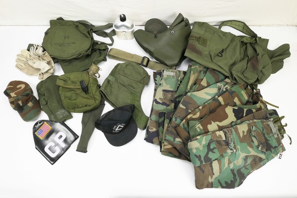 US Army Konvolut 1980`s - Woodland Hosen - Feldflaschen - Gasmaskentaschen - Duffel Bag - Caps`s