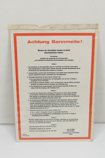 Schild ACHTUNG BANNMEILE US Streikräfte Berlin Amerikanischer Sektor Kommandant 1975