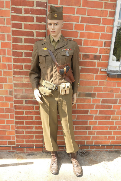 US ARMY WW2 Uniform und Ausrüstung eines Corporal Tank Destroyer auf Puppe