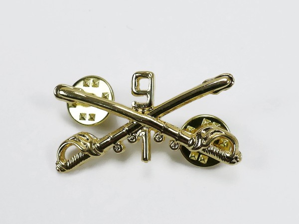 1st US CAVALRY SABER BADGE / HAT PIN VIETNAM 1st CAV KAVALLERIE HUT ABZEICHEN SÄBEL