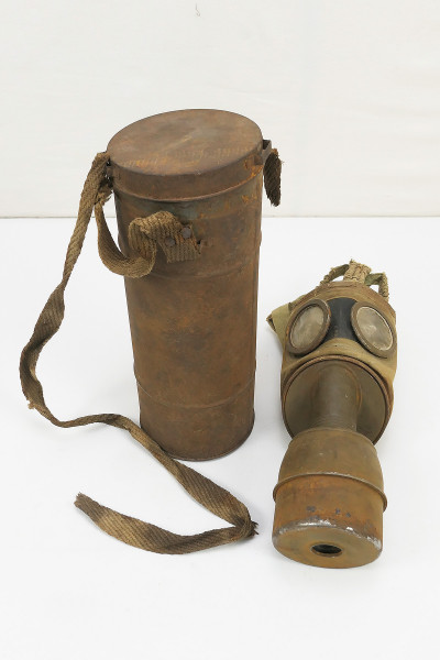 WW2 Original Französische Gasmaske + Filter in Gasmaskendose mit Restberiemung Zivilverteidigung