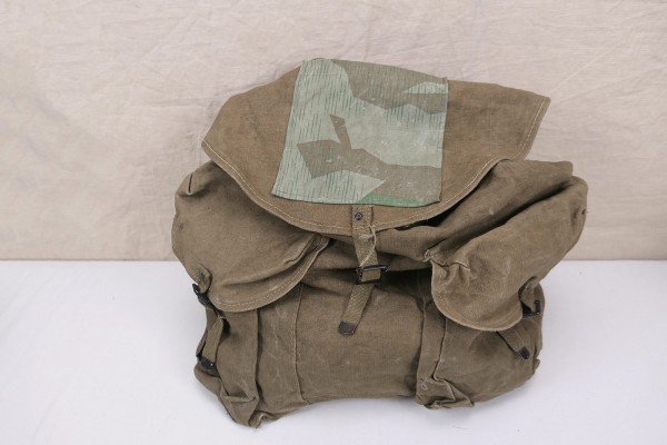 TYP Wehrmacht großer DAK Rucksack Tropen mit aufgesetzter Splittertarn Tasche