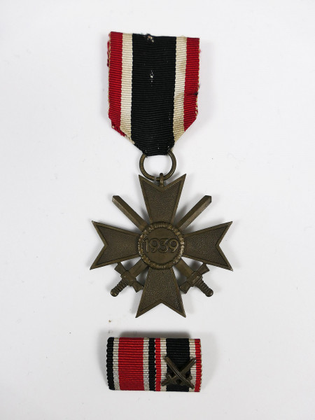 Original Kriegsverdienstkreuz 2.Klasse mit Schwertern KVK 1939 am Band mit Band-/ Feldspange