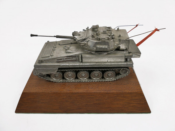 #2 Panzer Modell Metall auf Holzplatte Schreibtisch Vitrine Dekoration 14x9cm Tank