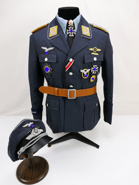 Luftwaffe Uniform Ensemble Oberst Hans-Ulrich Rudel Uniform Viertaschenrock u. Schirmmütze