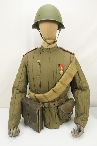 Russisches WW2 Uniform Ensemble mit Stahlhelm Ausrüstung und Auzeichnung Russland Rote Armee