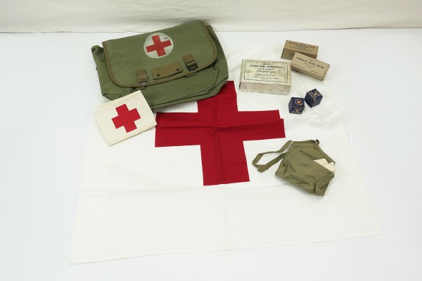 Typ WW2 US Sanitäter Set Musette Bag Tasche mit Inhalt Dressings Armbinde Fahne Red Cross #2