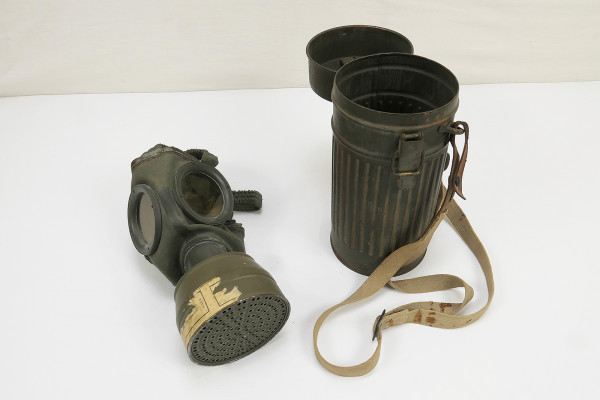 Reichswehr Gasmaske Schutzmaske GM-30 Gr.2 mit Filter in Gasmaskendose von 1935