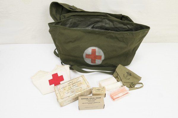#B US Pack Field Cargo M-1945 Medic Sanitäter Tasche mit Inhalt Verbandzeug Red Cross Rotkreuz