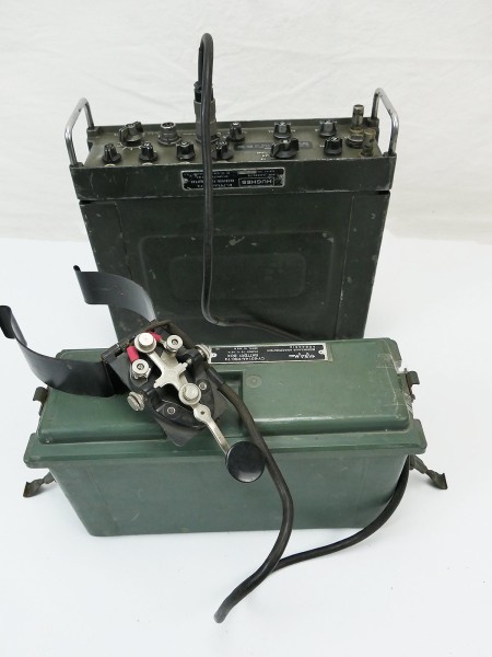 US ARMY VIETNAM FUNKGERÄT HUGHES PRC-74 Radio mit Battery Box + Morsetaste