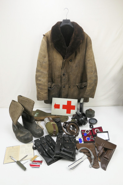 Militaria Konvolut - Holster Feldflasche Stiefel Auszeichnungen ..... Wehrmacht