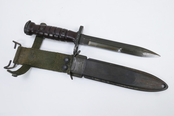 Italienisches M1 Carbine Bayonet Knife with Scabbard / Kampfmesser Bajonett mit Scheide