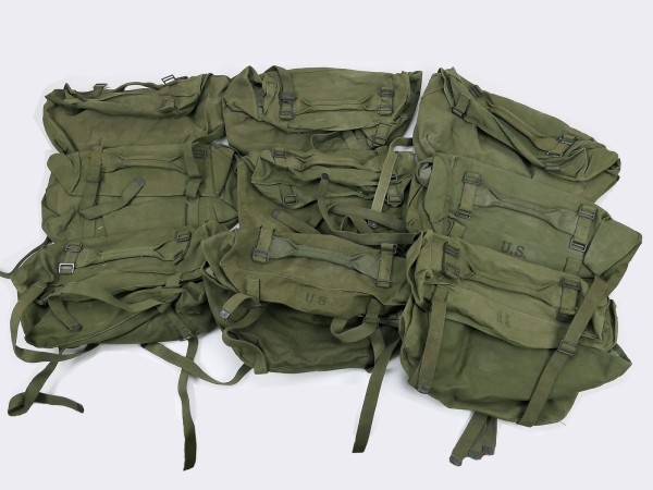 1x US Army Kampftasche Pack Field Cargo M-1945 mit leichten Lagerspuren / Verschmutzungen