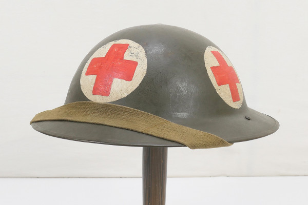 #3 Tellerhelm Britisch Stahlhelm mit Kinnriemen Sanitäter British Army Rotkreuz