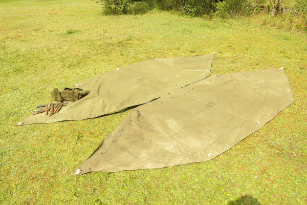 #9 TYP US WW2 Zelt 2x Zeltbahn shelter Zeltplane tent half + Stangen und Holzpflöcke - Zweimannzelt