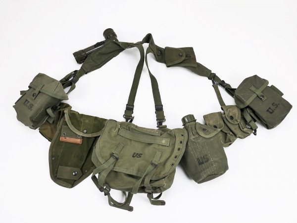 Typ M-1956 webbing US Army Vietnam Sturmgepäck - Pistol Belt Buttpack Suspenders Feldflasche
