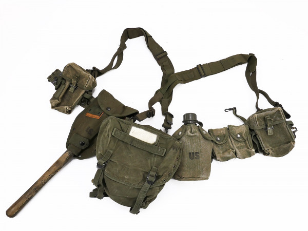 US ARMY Vietnam M1956 Sturmgepäck - Pistol Belt Magazintaschen Klappspaten Feldflasche Buttpack