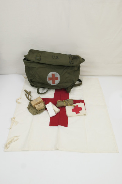 #3 US Pack Field Cargo M-1945 Medic Sanitäter Tasche mit Inhalt Verbandzeug Red Cross Rotkreuz