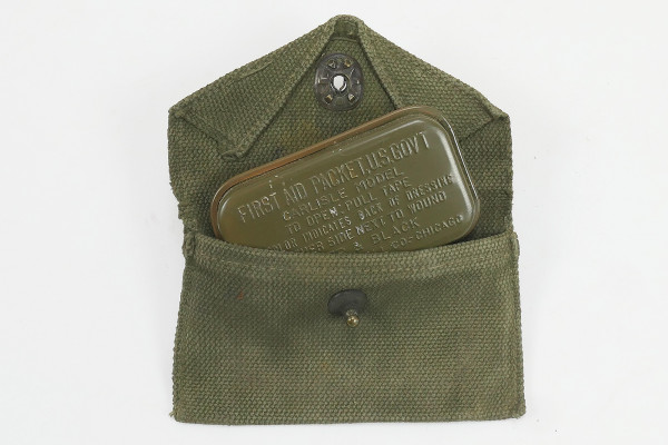 #4 US Army WW2 First Aid Kit - Pouch + Dressing Erste Hilfe Carlisle Verbandspäckchen Metalldose