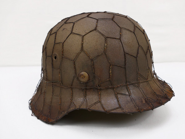 Wehrmacht Stahlhelm M42 HÜHNERDRAHT mit Helmfutter Gr.56 aus Museum