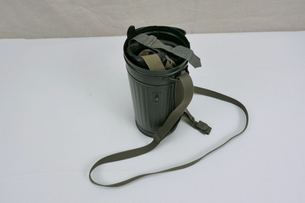 Wehrmacht Original Gasmaske 1944 u. Filter mit neuer Gasmaskendose