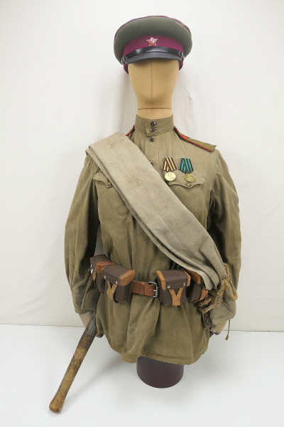 Russische Uniform Ensemble mit Ausrüstung und Auzeichnungen Russland Rote Armee