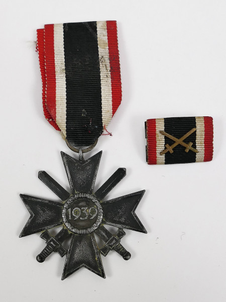 Original Kriegsverdienstkreuz 2.Klasse mit Schwertern KVK 1939 am Band mit Band-/ Feldspange