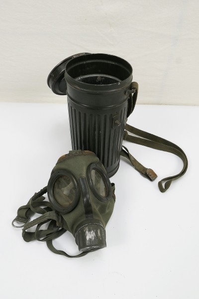 Wehrmacht Original Gasmaske A2b mit Beriemung in Gasmaskendose