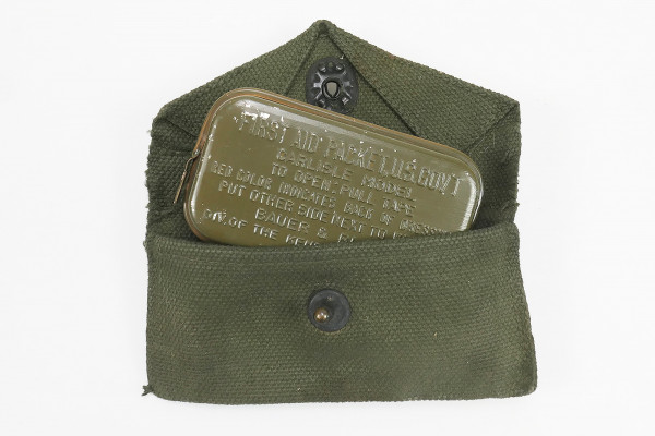 #2 US Army WW2 First Aid Kit - Pouch + Dressing Erste Hilfe Carlisle Verbandspäckchen Metalldose
