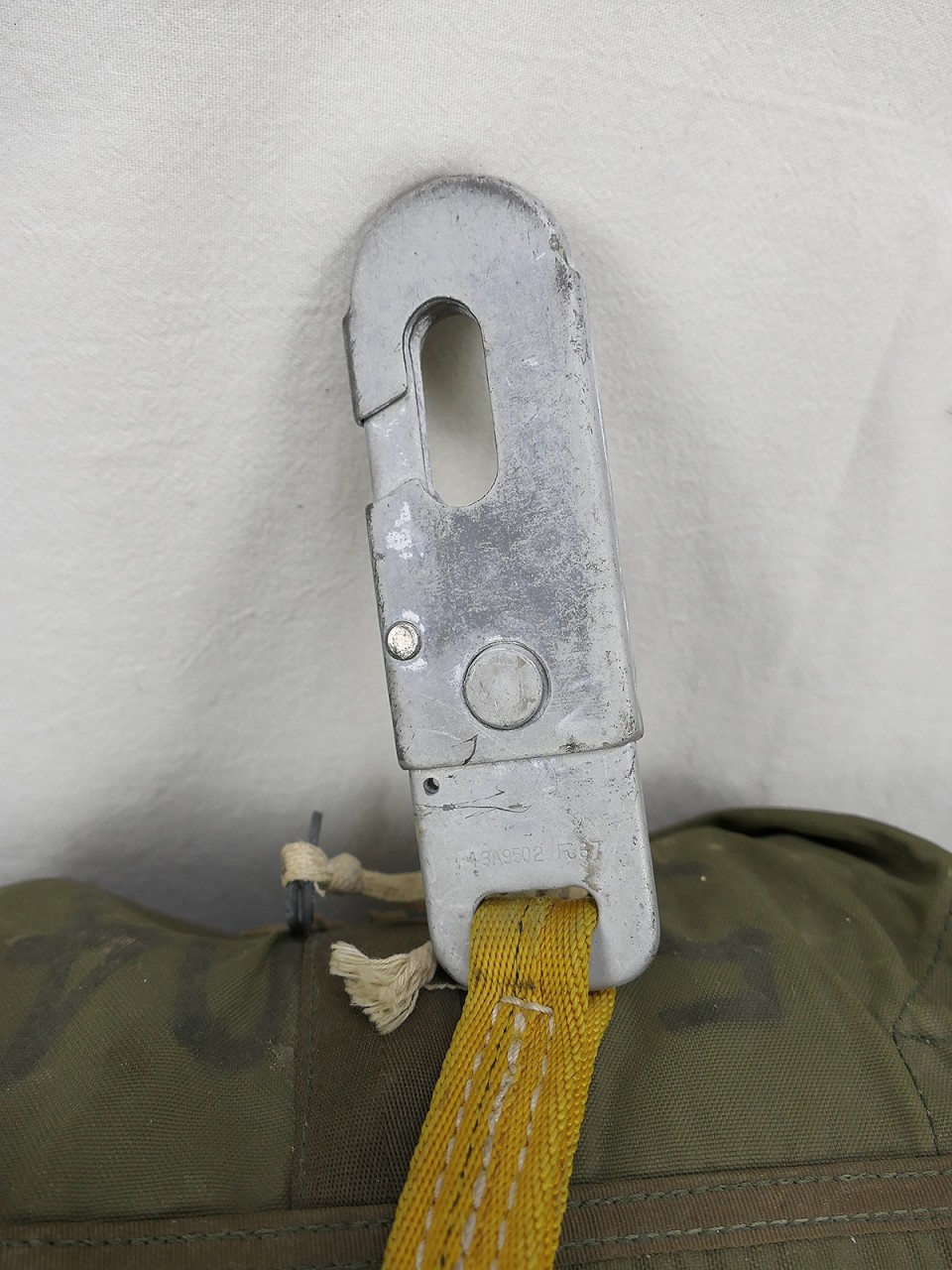US Parachute 35 ft. Dia. Troop Back Automatik Fallschirm mit Gurtzeug ...